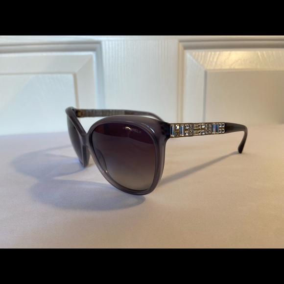 🤍$650. Chanel Top of the line Iconic “Bijou” Trans. Gray with Strass Crystals! - Picture 7 of 15